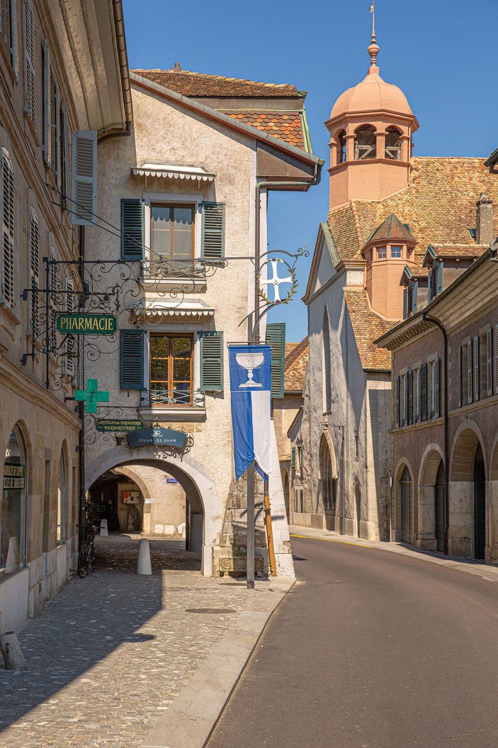 rue principale du village de coppet, vaud, suisse